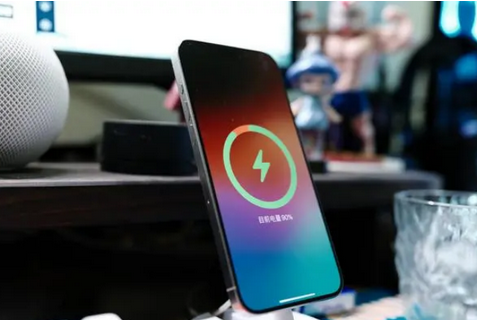 莱城苹果15换屏服务分享用什么充电器给iPhone15充电更好 